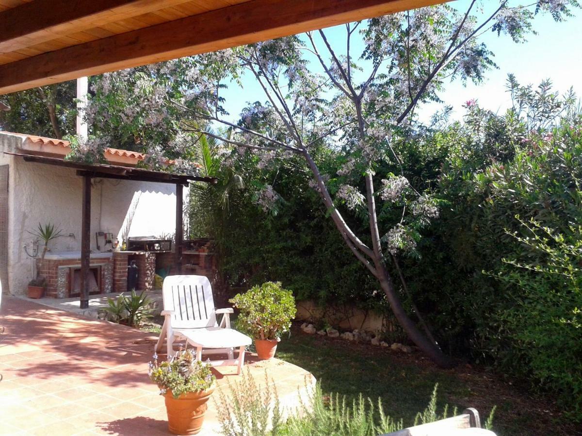 A Due Passi Dal Mare Con Piscina Villa Fontane Bianche Bagian luar foto